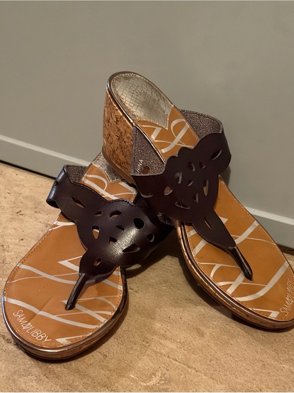 Sam & Libby Dark Brown Cork Wedge Thong Sandals Cutout Size 9